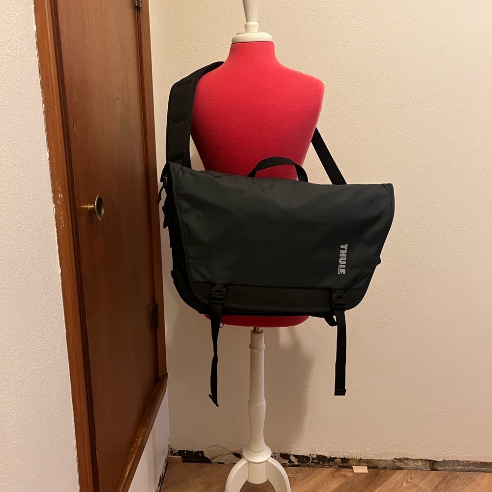 Thule Covert DSLR Messenger Bag